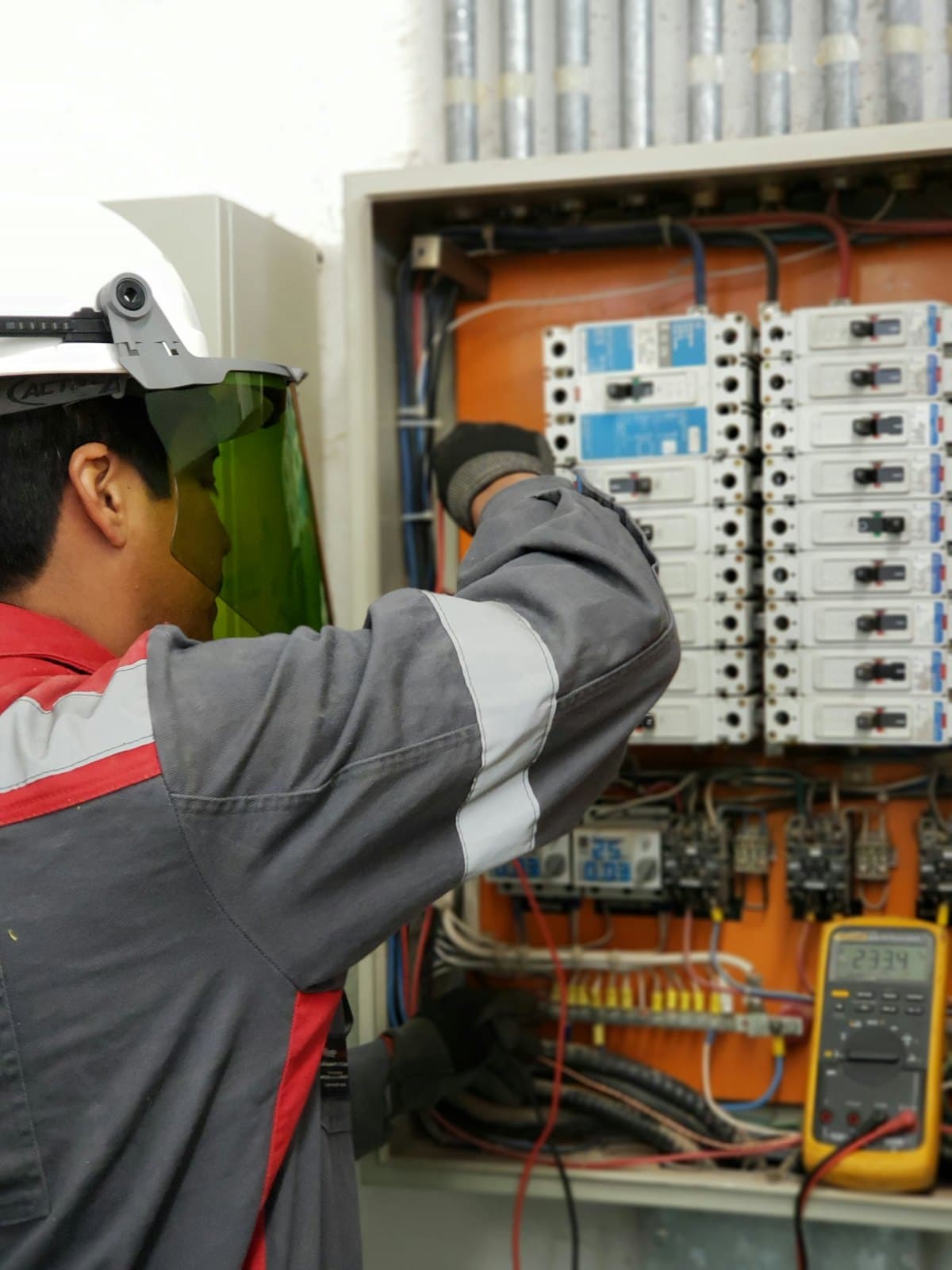 Técnico de Elektra probando un tablero