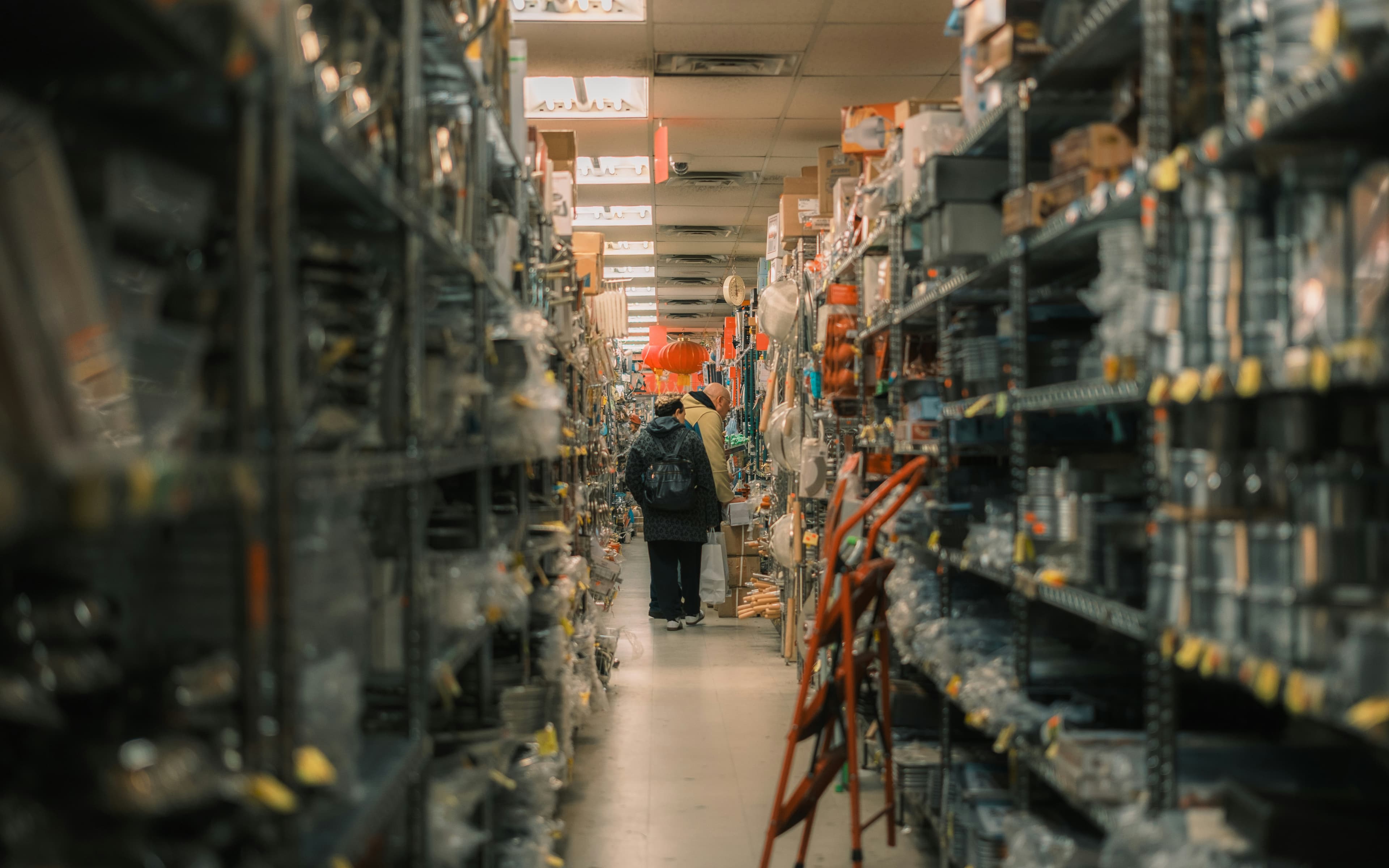 Pasillo de depósito con estanterías llenas de mercadería